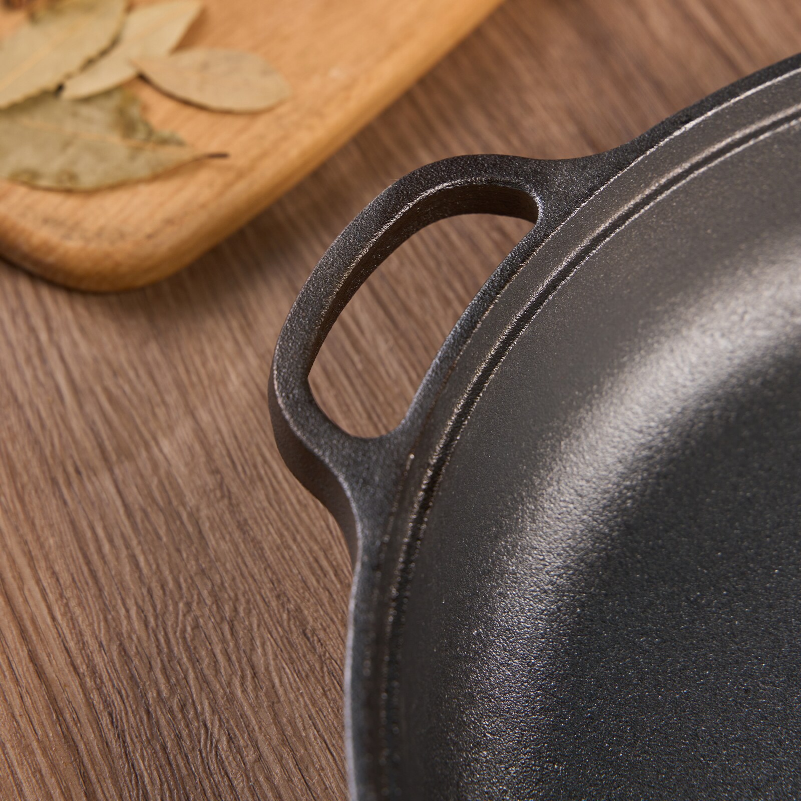 WANGYUANJI 11.8"Cast Iron Wok With Dual Handles And Wooden Lid, Uncoated Frying Pan For Gas And IH, Chinese Thickened Pancake Pan, Stir-frying And IH Universal, With Free Steel Wire Ball_voghion.com